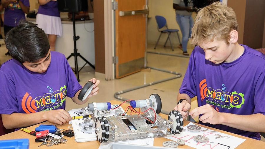 年轻的参与者正在组装一个机器人